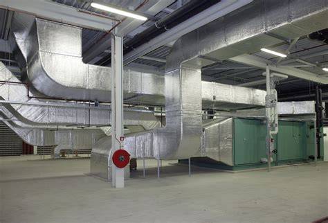 Foto: verbreiding van luchtkanalen en roosters langs gevel