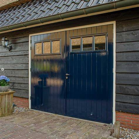 Foto: Voorzetstuk en panelen van Tricoya bij garagedeuren