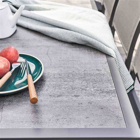 Afbeelding: betonlook tafelblad met olie en onderzetters