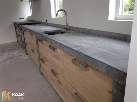 Afbeelding van een betonnen aanrechtblad in een industriële keuken