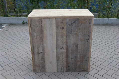 Voor-en-na afbeelding van een deurproject met steigerhout