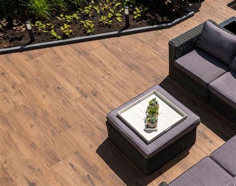 Foto van verschillende houtlook tegels in showtuin