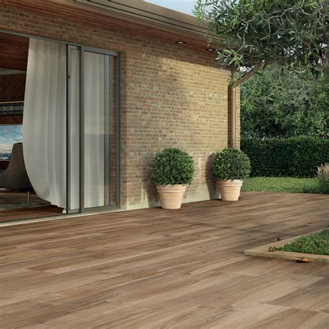 Showtuin demonstratie: houtlook tuintegels naast echte houtdelen