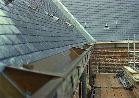 Koperen goot met broekstukken en spuitsystemen voor uitzetting