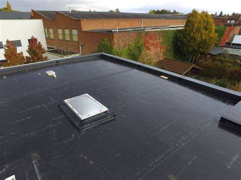 De hoek links voor, hier werd de EPDM over een stuk roofing geplakt. Iemand die advies kan geven rond deze uitvoering? Ik vermoed dat je zelf ook al wel weet dat dit brolwerk is, een vakman onwaardig.