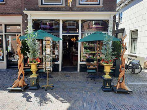 Carnavaleske decoraties en bloemenafdeling met kleurthema van Oeteldonk