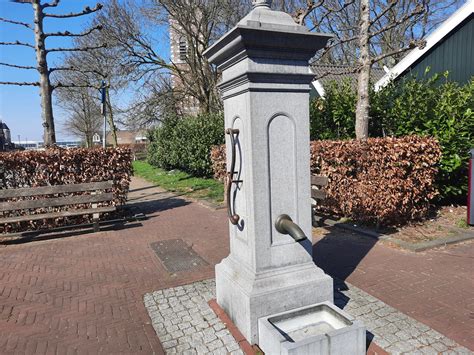 Detailopname van de gerestaureerde dorpspomp op het Wilhelminaplein