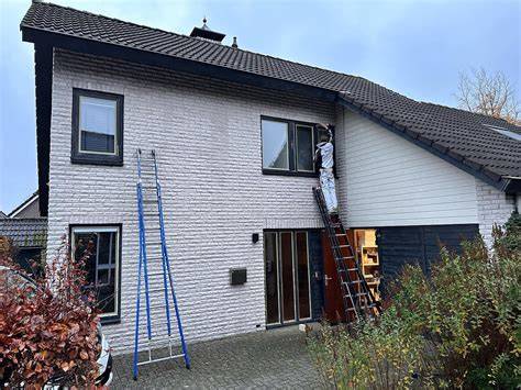 team van schilders bij schilderwerk buiten woning