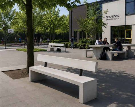Betonnen tuinbankontwerp met rugleuning in moderne tuin