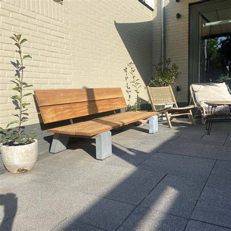 Suggestie: combinatie van betonnen bank, houten tafel en mozaïekaccenten