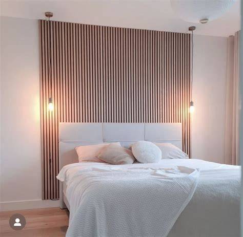 Voorbeeld van een slaapkamer met wit plafond en houten wandpanelen