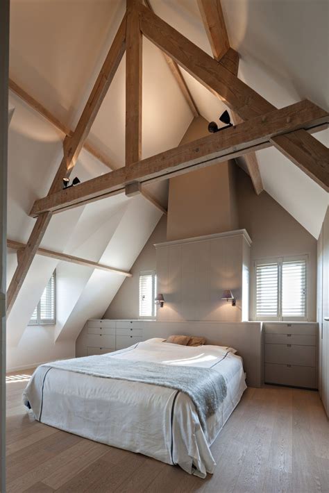 Voorbeeld houten plafond in een moderne slaapkamer