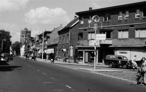 Infographic: kaart met Grotestraat en Spoorstraat als historisch winkelhart van Tegelen; sociale ontmoetingspunt rond klok en ANWB-borden