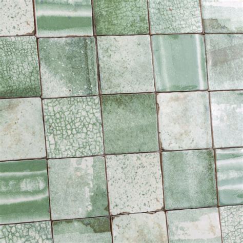 Groene Portugese wandtegels gecombineerd met neutrale wand- en vloertegels