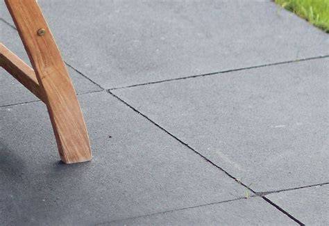 Illustratie van gecoate betontegels met coatinglaag die vuil en vocht afstoot