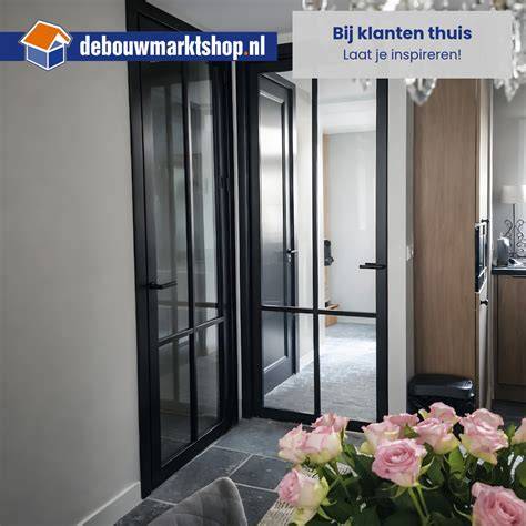 Industriële binnendeur met metalen frame en glasvlakken