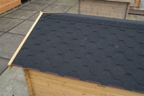 Voorbeeld van bitumen dakshingles op een tuinhuis