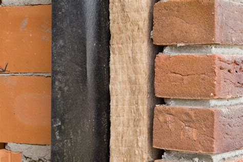 Foto: Buitenmuurisolatie met verschillende afwerkingen (pleistering, hout, steen)