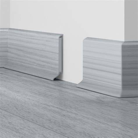 Infographic: vergelijking MDF, kunststof en RVS-look plinten met voor- en nadelen.