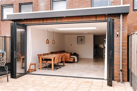 Schematische tekening van een staalframe uitbouw met glasgevel