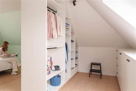 Voorbeeldindeling: dressing met legvlakken onder schuine wand