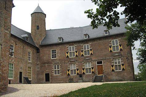 Foto: Versleten tegelvloer gevonden tijdens restauratie van kasteel Waardenburg