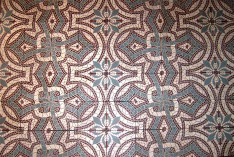 Historische cementtegels met krakelingenpatroon (krakelingen)
