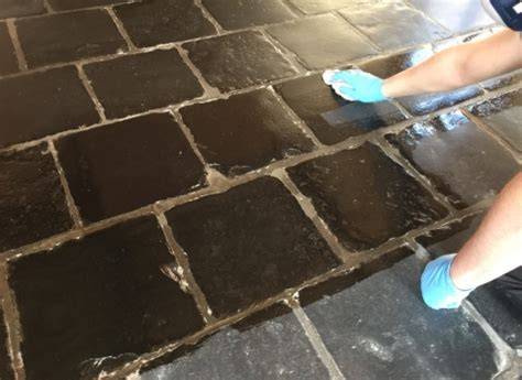 Stapsgewijze reiniging van cementsluier op vloer