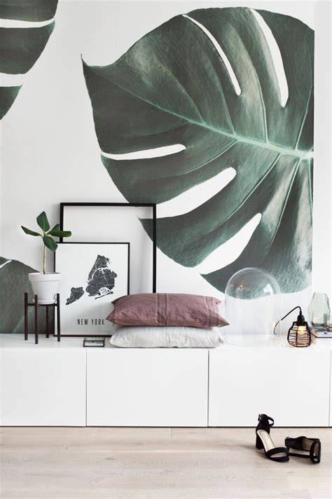Botanisch behang als middelpunt van een ruime woonkamer