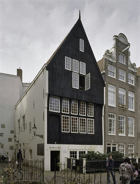 foto van het Houten Huys op het Begijnhof in Amsterdam