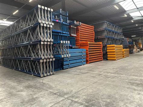 magazijn met golfplaten en toebehoren