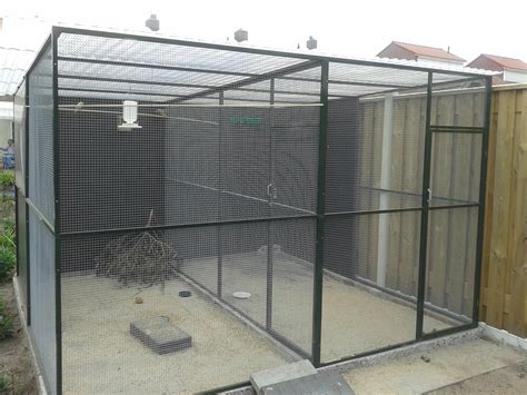 Dakconstructie en gaas op volière