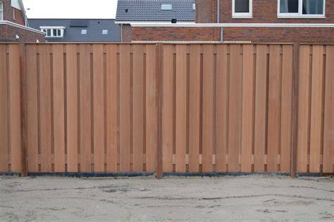 Diagram: frontaal overzicht verticale schutting met liggers en palen