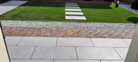 Foto van modeltuin met uitgestalde sierbestrating en waaltjes