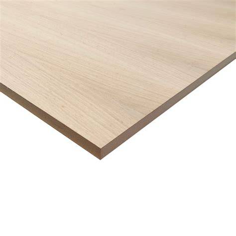 Visualisatie van MDF met eiken fineer: lagenstructuur (kern MDF, toplaag eikenfineer)