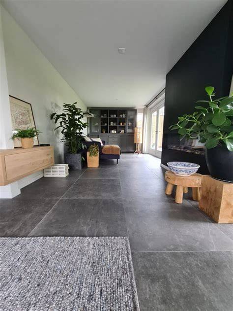 Illustratieve vergelijking: zwart-witte tegelvloeren in badkamer en woonkamer