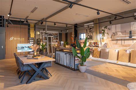 Afbeelding van een showroom met laminaatvloeren en stalen