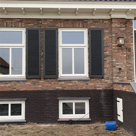 Illustratie van diverse kozijntypen: houten, kunststof en aluminium.