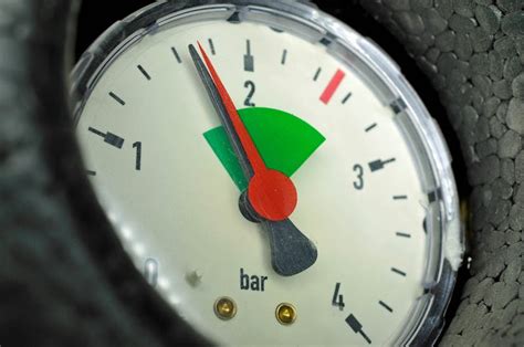 Praktische afbeelding: manometer van een cv-ketel met groene, oranje en rode zones