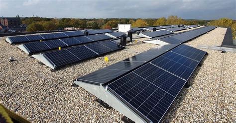 Foto: zonnepanelen op een dak met dakkapel en schaduwzones