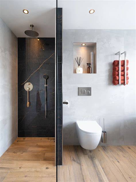 Moderne badkamer met inloopdouche en glazen wanden