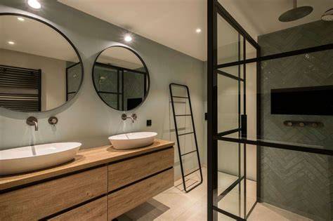 Stijlen van douchewanden in landelijke en moderne badkamers