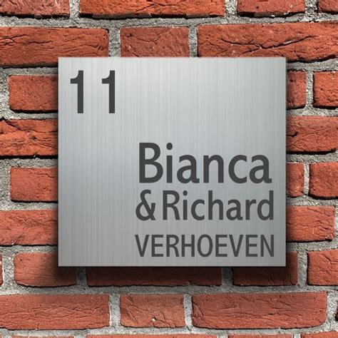 Infografiek: Overzicht materialen naamborden (RVS, plexiglas, hout, leisteen, Trespa) en kenmerken