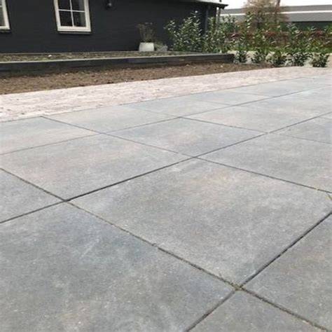 Afbeelding: 50x50 grijze betontegels met facet in tuin