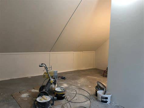Spuiten van zolderplaten met ademende latex