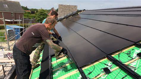 Infographic: stapsgewijze installatie van indak zonnepanelen