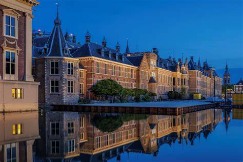 Historische gevel en binnenhof met carré-vorm