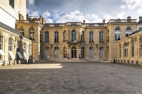 Detail: dragende pilastergevels en cour d’Honneur