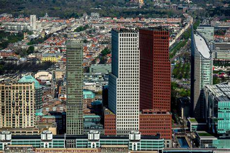 Artistieke impressies van de torens tegen de Haagse skyline
