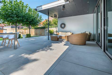 Showtuin met grote tuintegels en diverse texturen